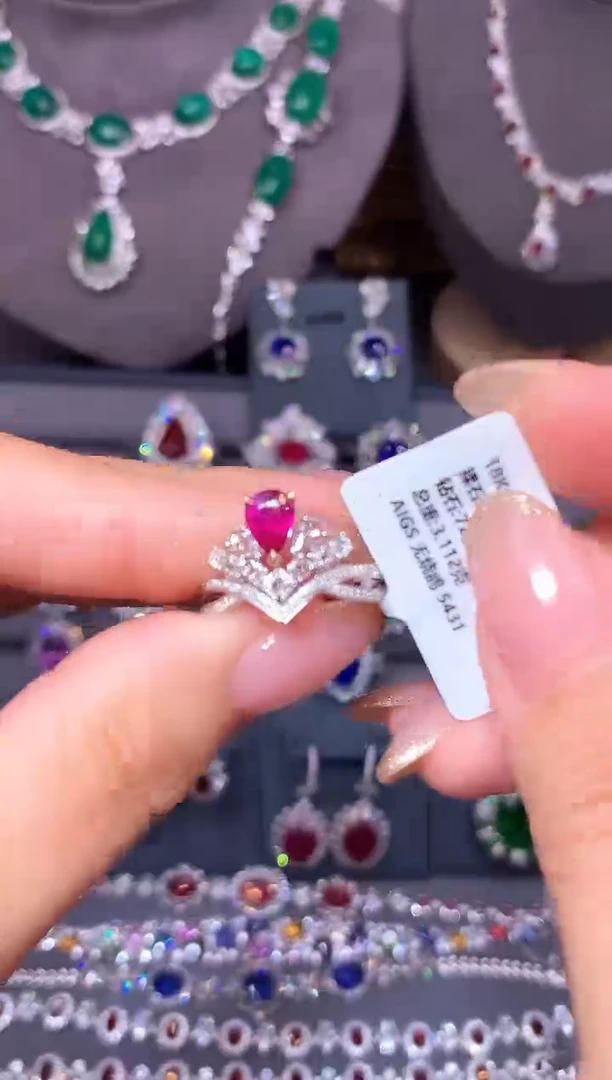 18K金镶嵌戒指红宝石