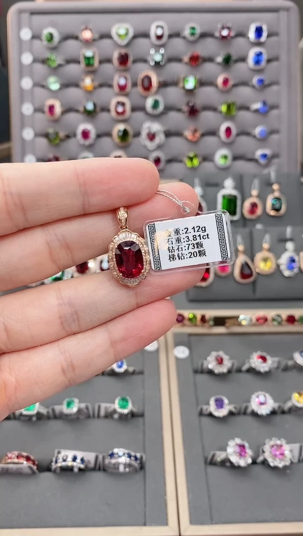 18K金镶嵌颈饰碧玺3.81