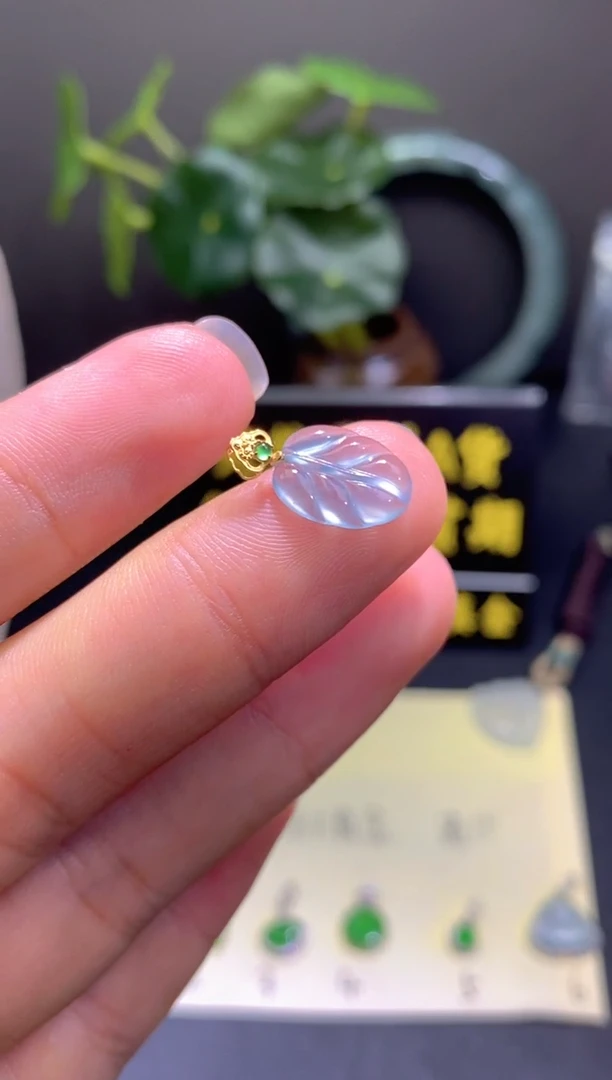 翡翠18K金镶嵌颈饰翡翠吊坠