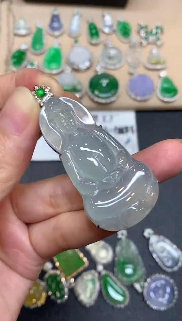 颈饰18K金镶嵌翡翠观音【无服务费