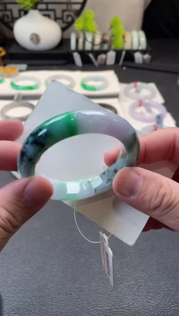 翡翠手镯未镶嵌51正圈 有瑕