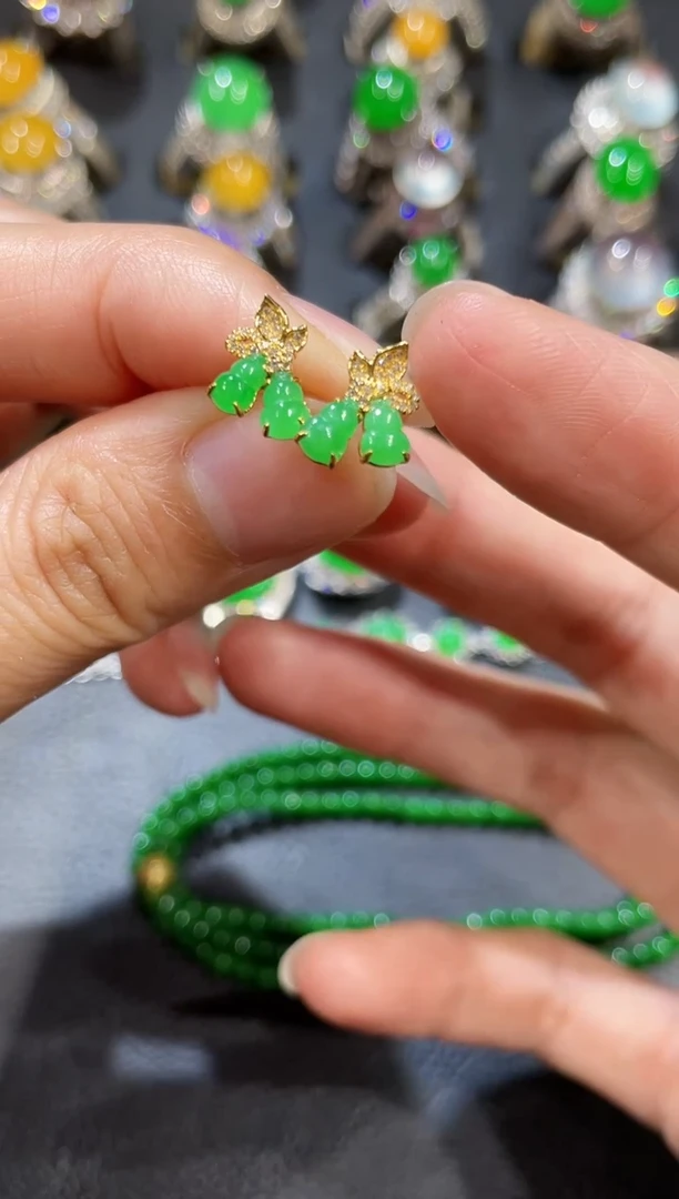 18K金镶嵌翡翠耳饰葫芦