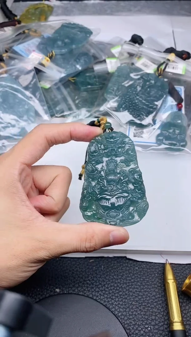 颈饰未镶嵌翡翠