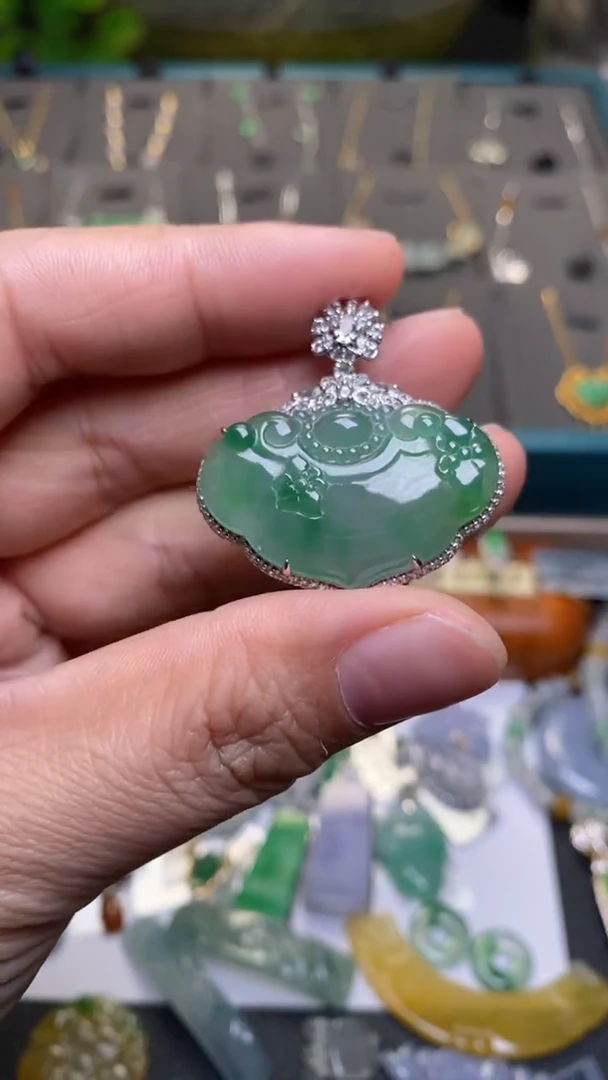 颈饰18K金镶嵌翡翠净货34170