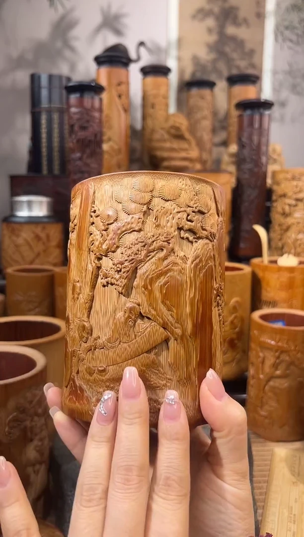 稳*的观画图笔筒一只