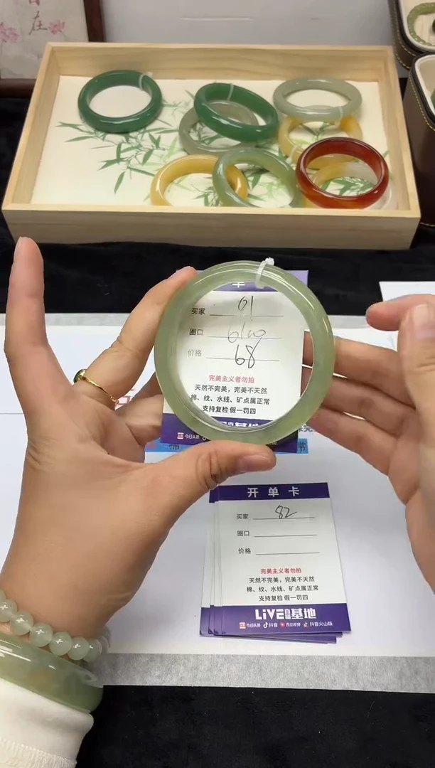 未镶嵌手镯石英质玉81