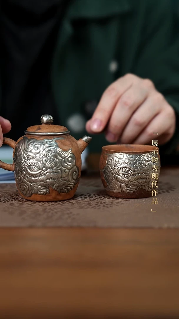 银绘醒狮壶送杯