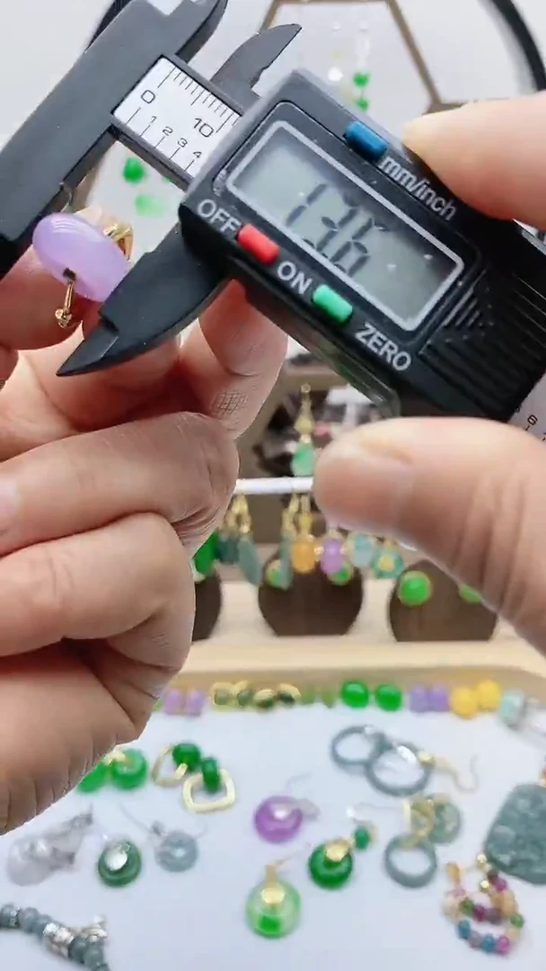 未镶嵌石英质玉（天山翠）耳饰45