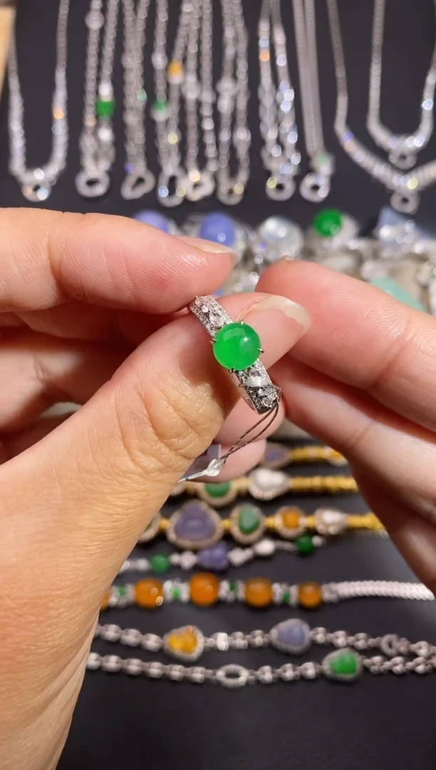 颈饰18K金镶嵌翡翠戒指