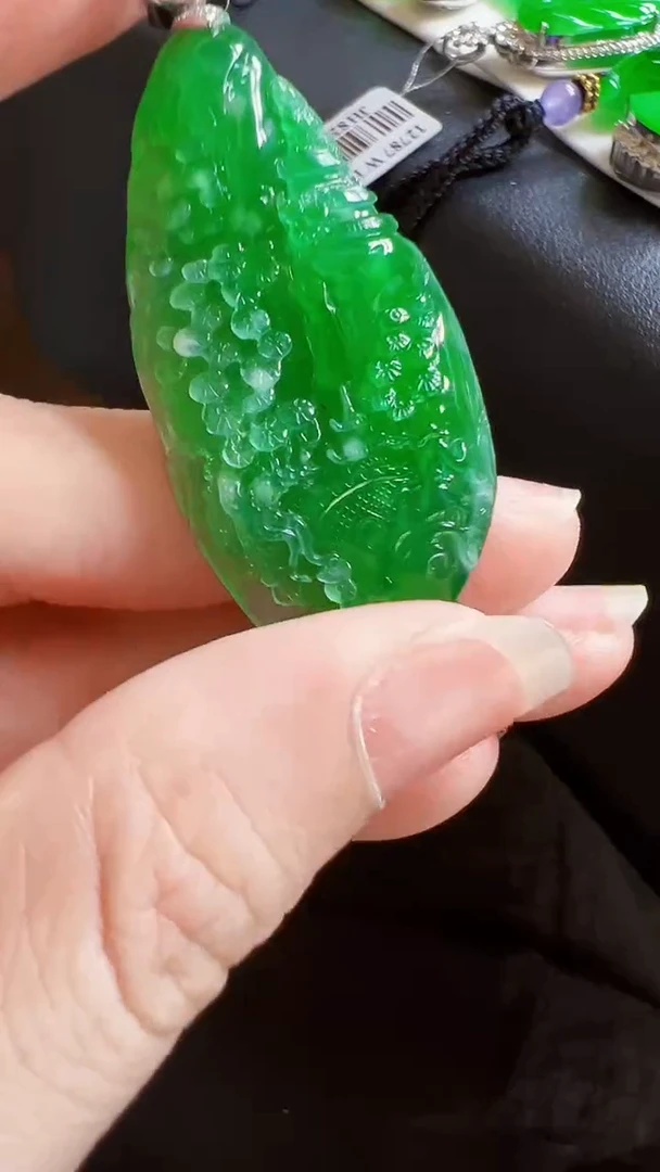 颈饰18K金镶嵌翡翠荷叶