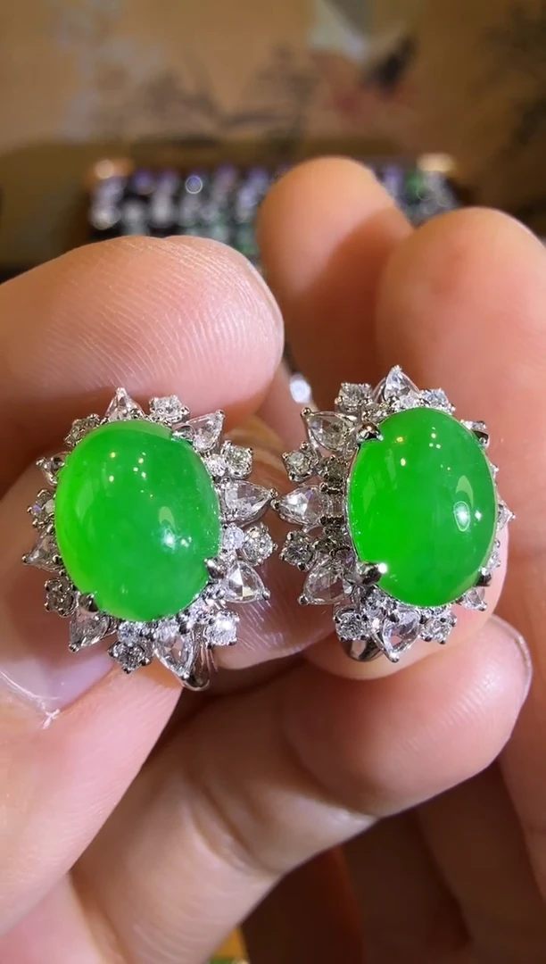 【闪购商品】翡翠耳饰18K金镶嵌高冰正阳满绿蛋面耳包