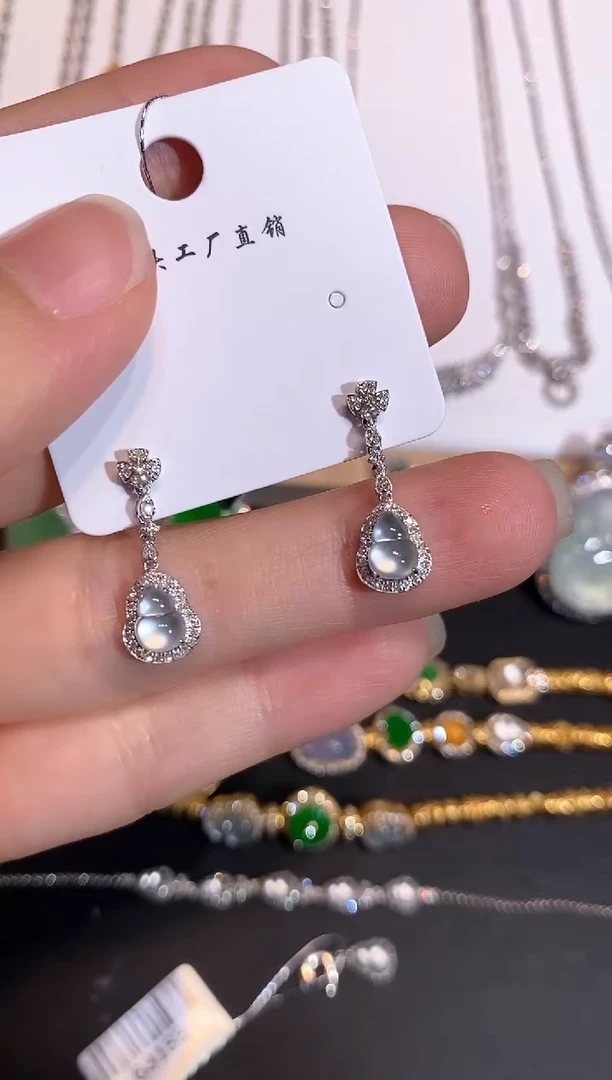 颈饰18K金镶嵌翡翠耳饰