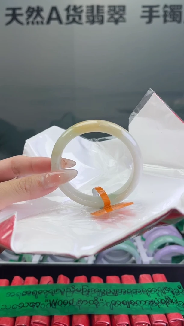 翡翠手镯未镶嵌翡翠手镯