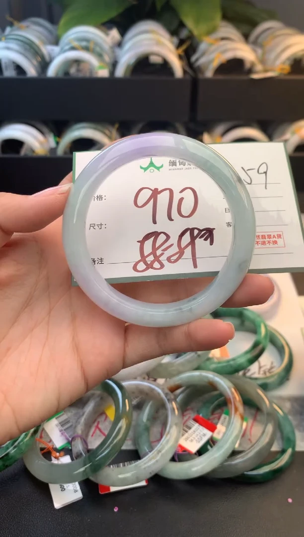 未镶嵌定制翡翠毛货需精细抛光+多人