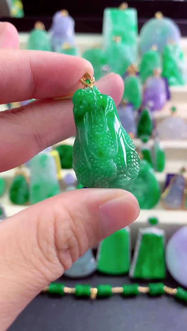 颈饰18K金镶嵌翡翠挂件