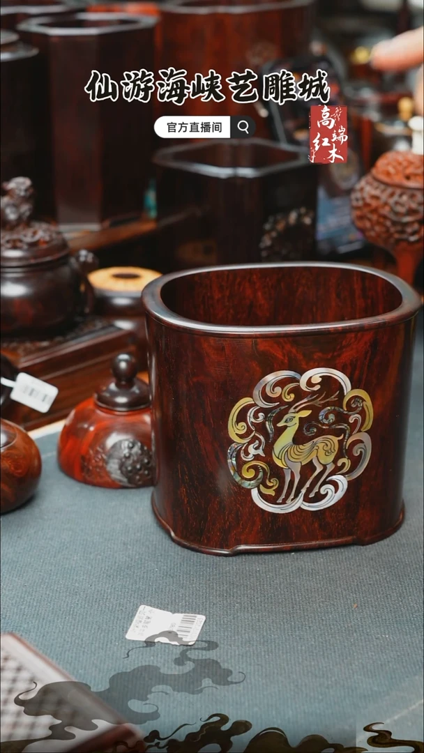 紫檀木类端景台小叶紫檀笔筒