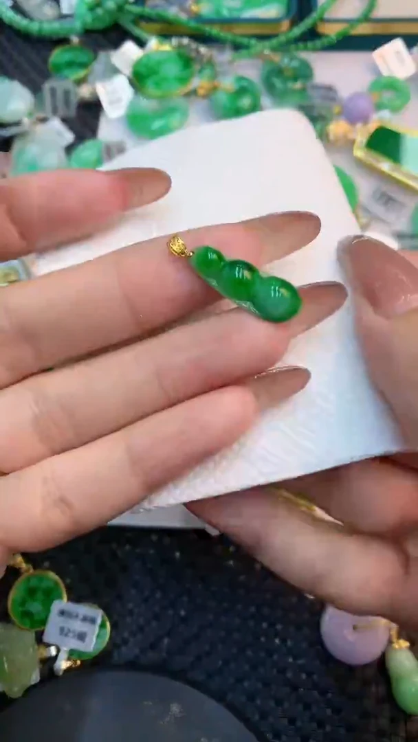 颈饰18K金镶嵌翡翠1