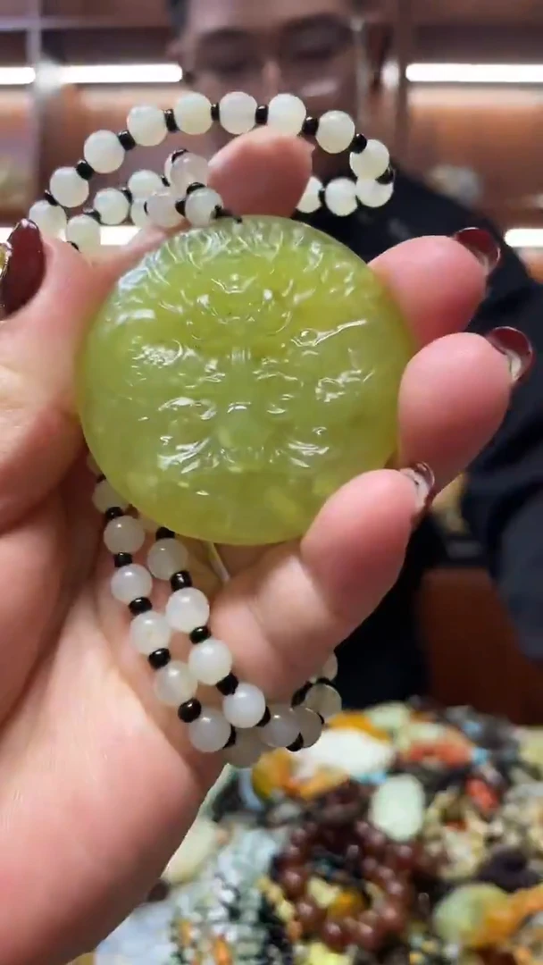 未镶嵌蛇纹石玉吊坠