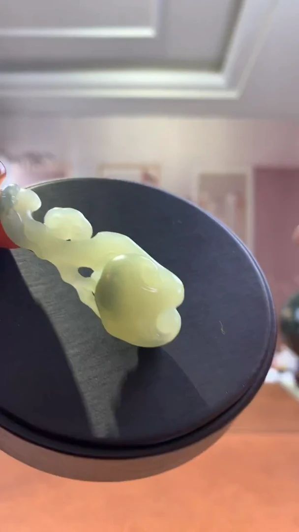 未镶嵌和田玉挂件若羌黄口带蓝皮如意