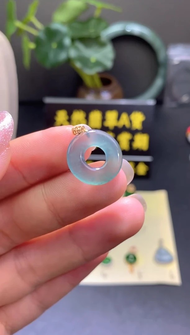 翡翠18K金镶嵌颈饰翡翠吊坠