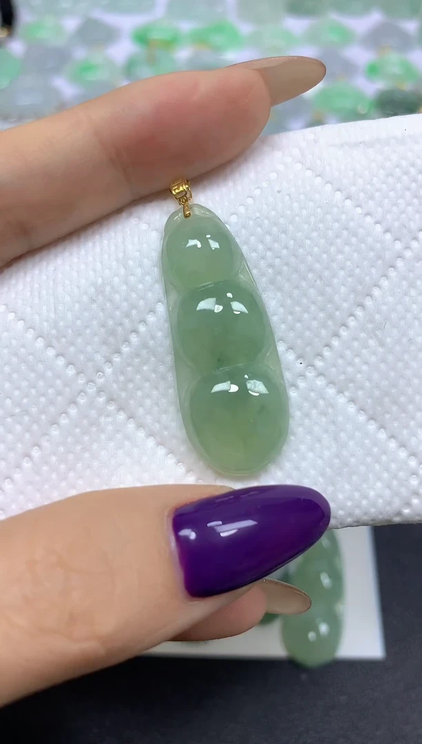 颈饰18K金镶嵌翡翠