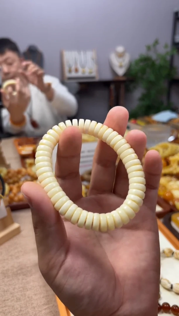 【闪购商品】蜜蜡裸石未镶嵌手串