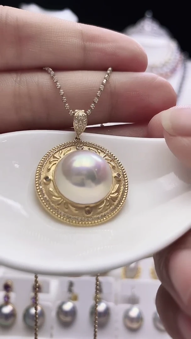 18K金镶嵌拼合珍珠（马贝珠）颈饰海水马贝吊坠