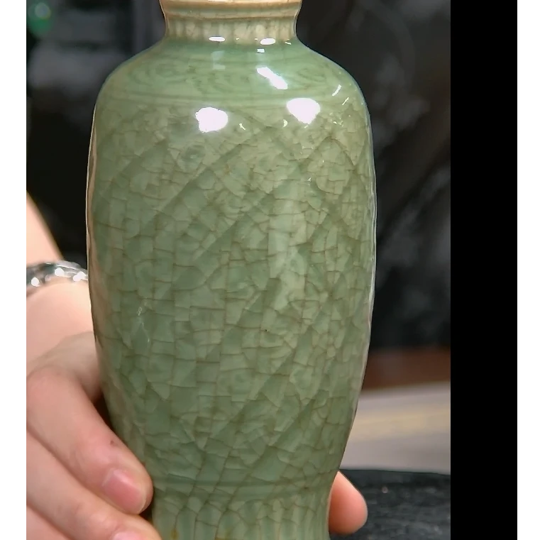 青釉刻花灯笼瓶GS-