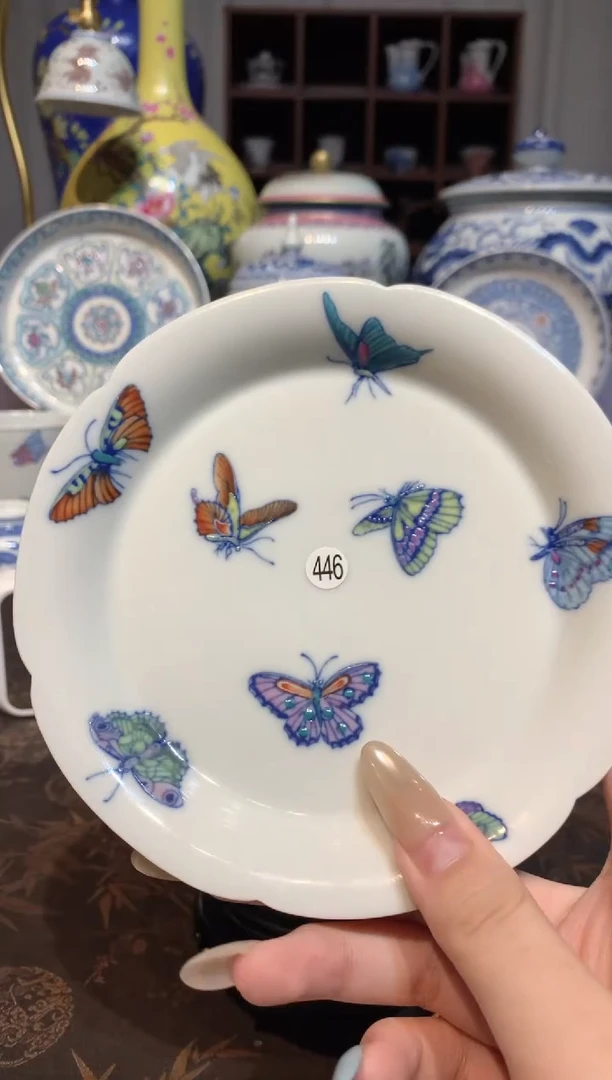 R**o446斗彩蝴蝶壶承微瑕cl106