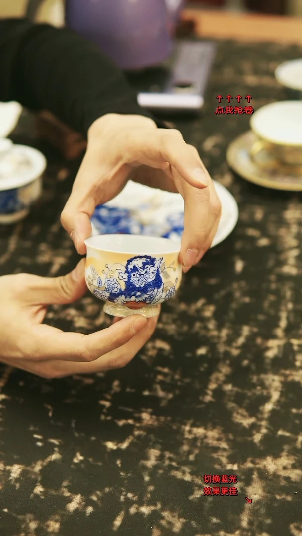 描金青花加彩萌狮单杯