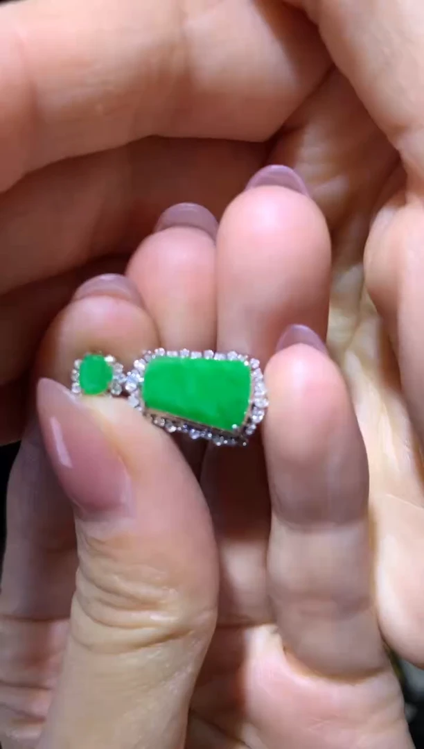 颈饰18K金镶嵌翡翠|不退不换