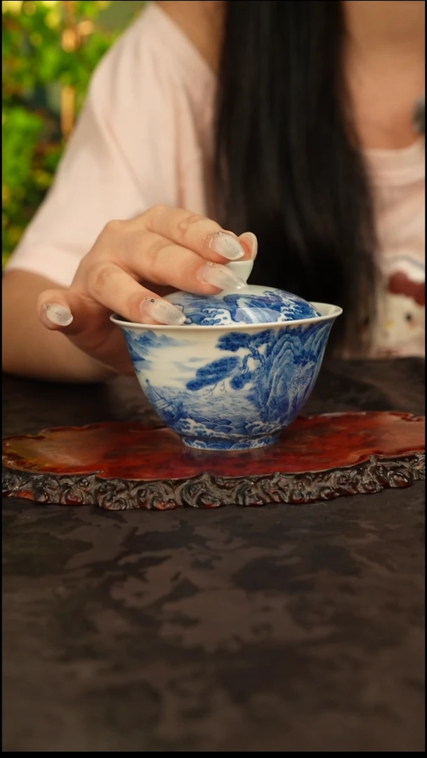 谢凯山房  青花手绘山水盖碗