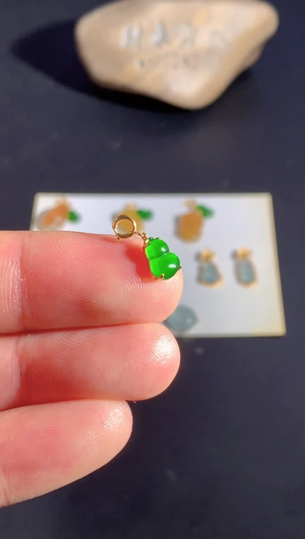 颈饰18K金镶嵌翡翠