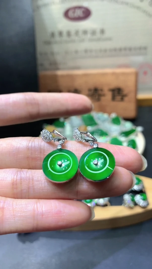 18K金镶嵌定制翡翠团购