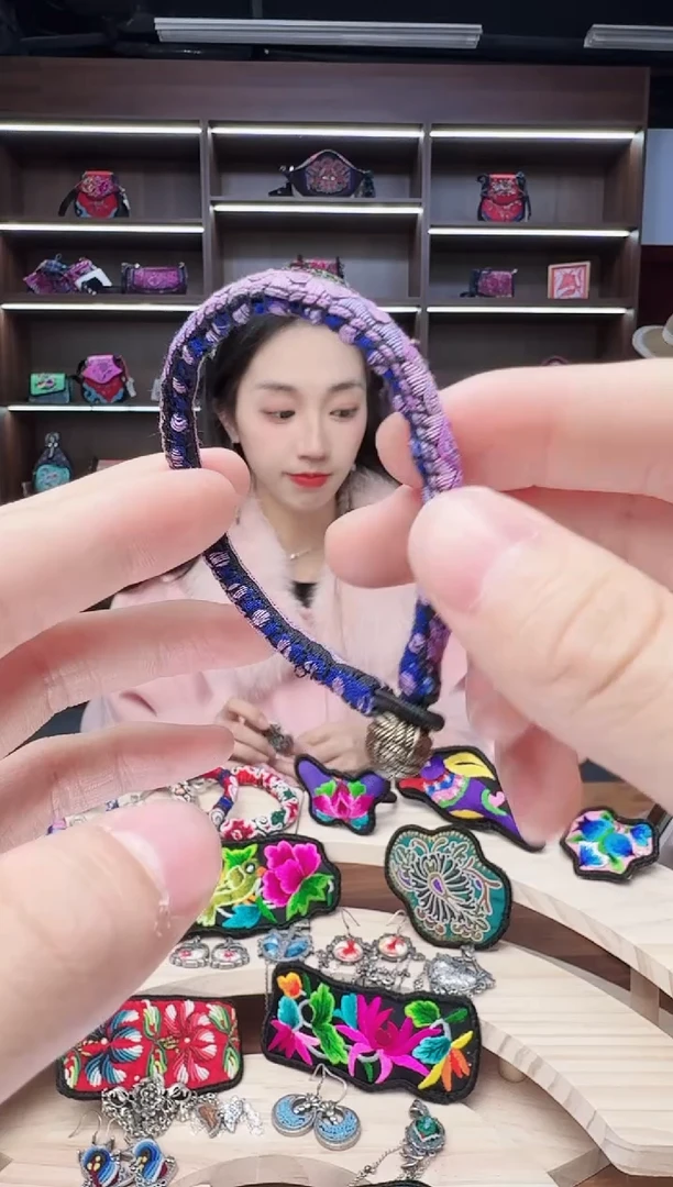 织绣溜****转44蒙阿苏苗绣传承店