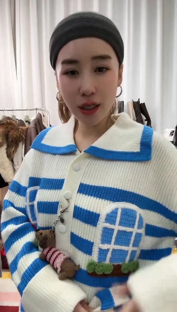 n**e特价商品不退不换 UP浅蓝条开衫