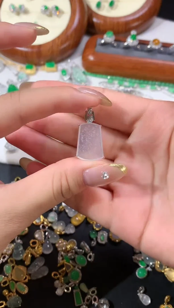 翡翠18K金镶嵌颈饰翡翠无事牌18k