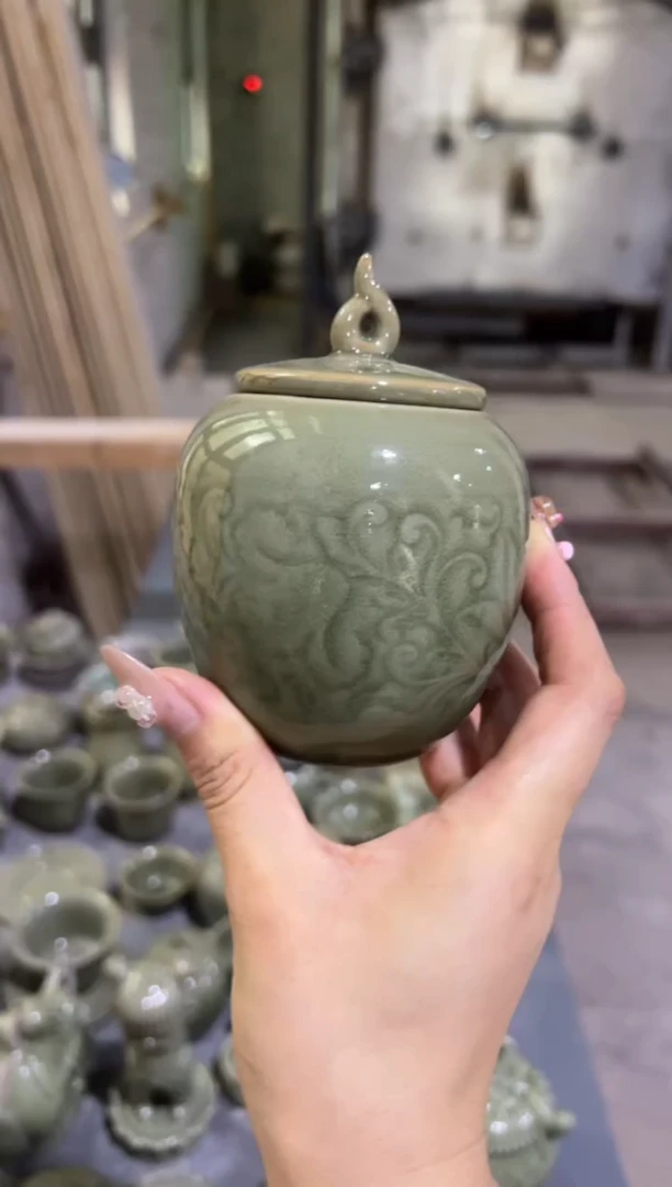 微瑕耀州窑莲纹茶叶罐