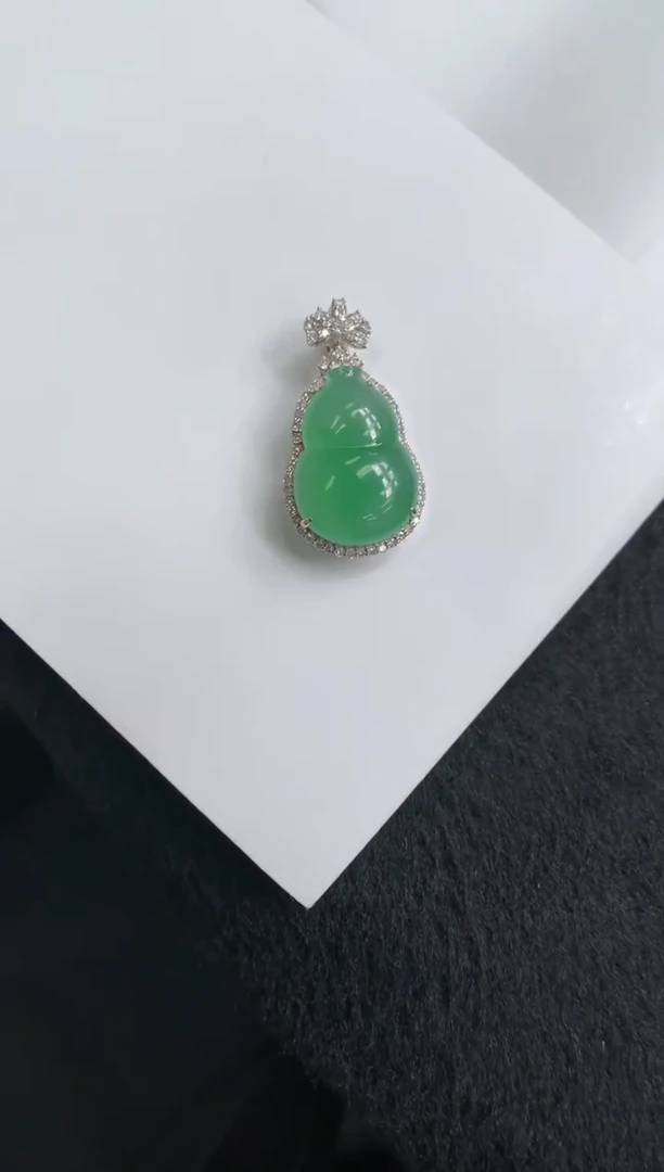 颈饰18K金镶嵌翡翠葫芦