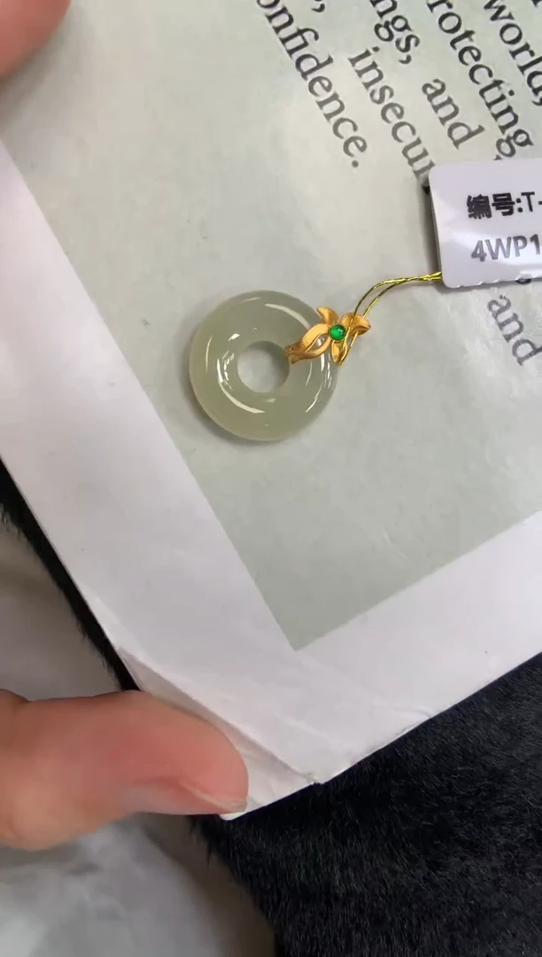 翡翠18K金镶嵌颈饰甜甜圈