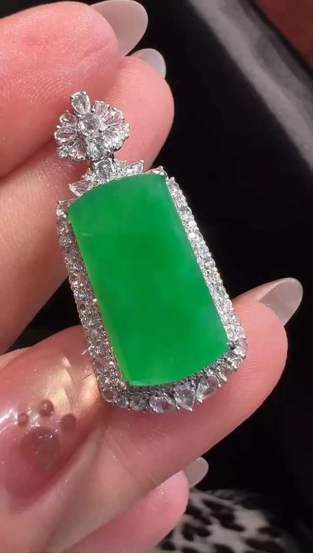 颈饰18K金镶嵌翡翠吊坠