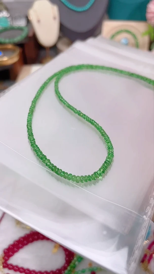 18K金镶嵌颈饰石榴石（沙弗莱）素1200