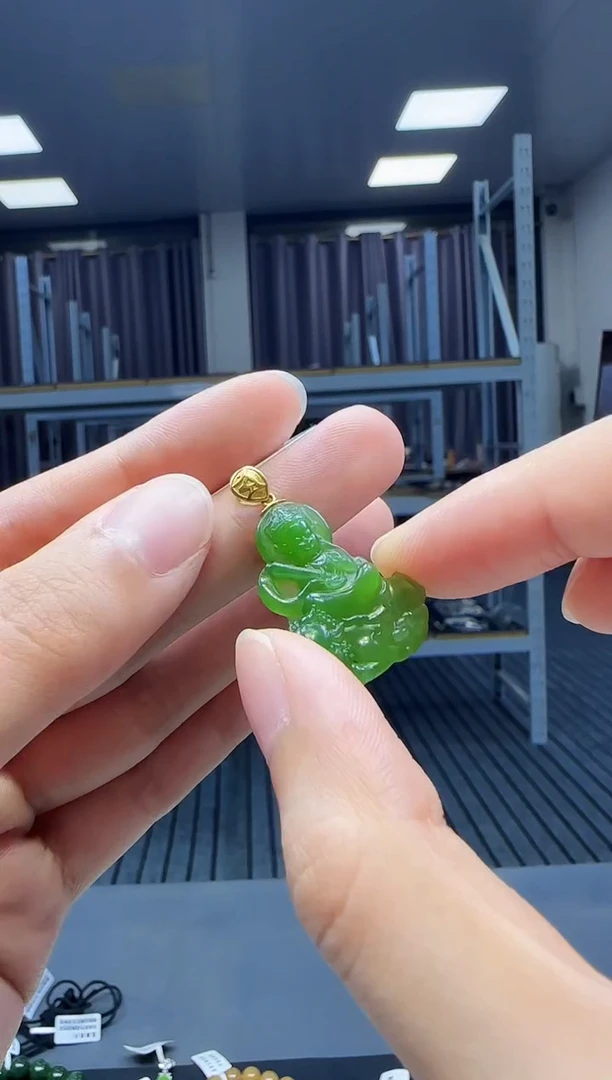 18K金镶嵌和田玉挂件1