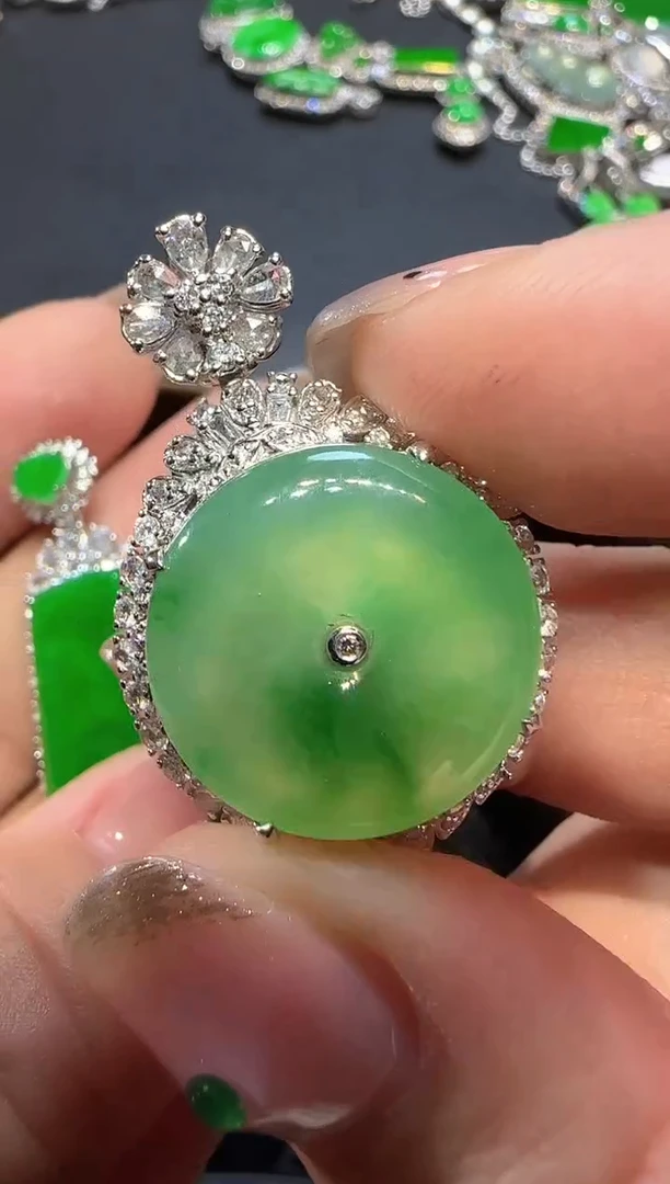 【闪购商品】翡翠颈饰18K金镶嵌平安扣