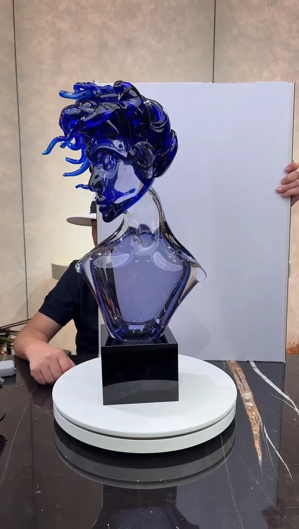 摆件静听人物雕像+黑色高底座