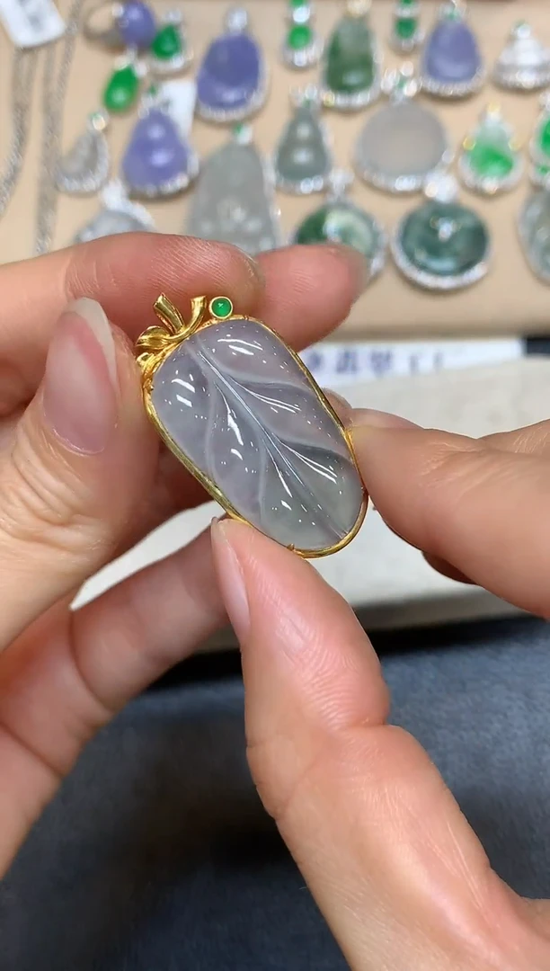颈饰18K金镶嵌翡翠【无服务费