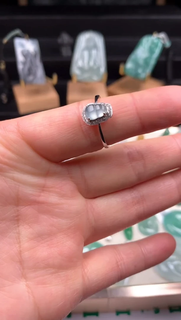 颈饰18K金镶嵌翡翠戒指