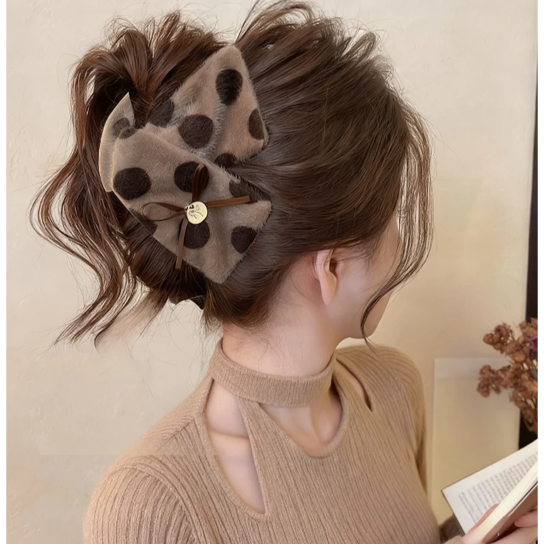 奶咖秋棕~布艺三角抓夹女2025新款波点鲨鱼夹大号盘发夹秋冬发饰