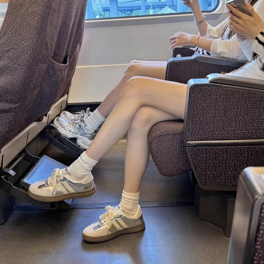 浪宸银色德训鞋女2025春夏新款平底休闲板鞋蕾丝边厚底运动阿甘鞋