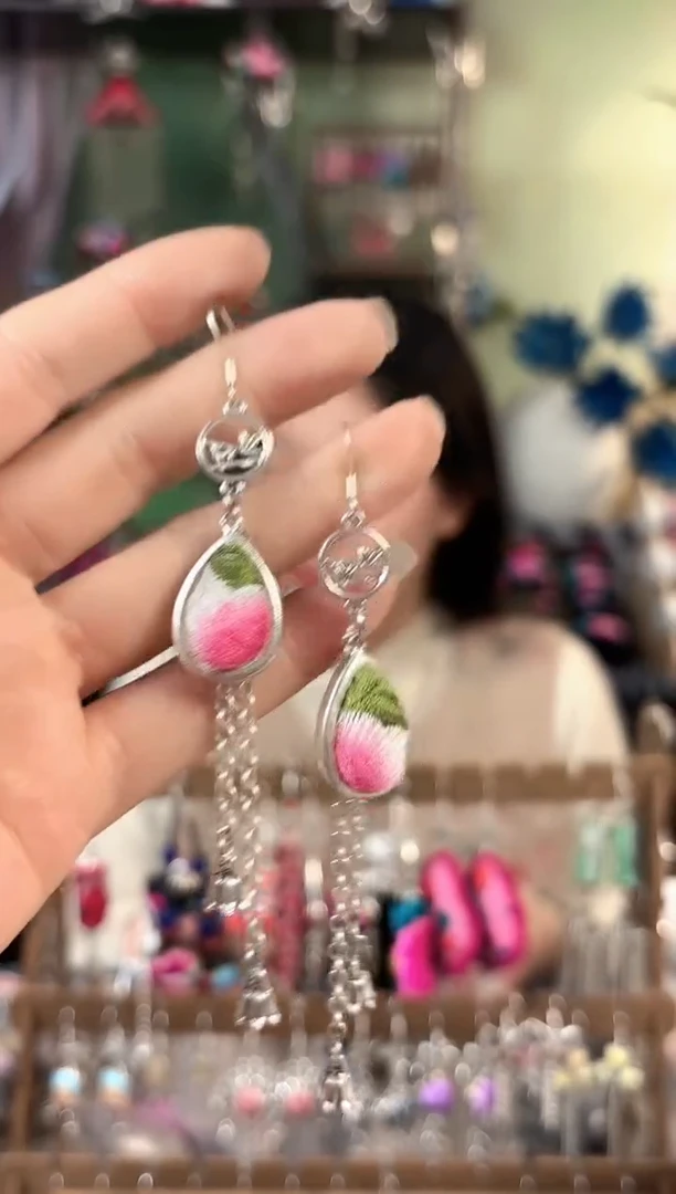 彩云南阁非遗老绣饰品2709